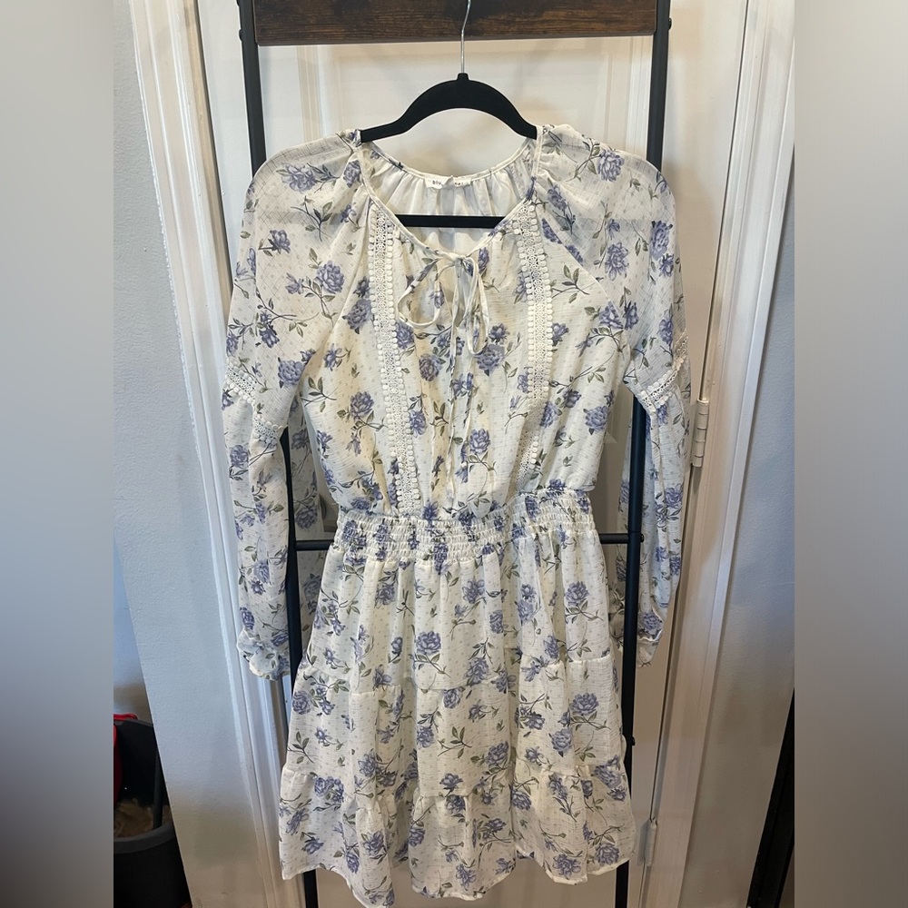 White blu pepper flowing dress blue flowers front bow size small